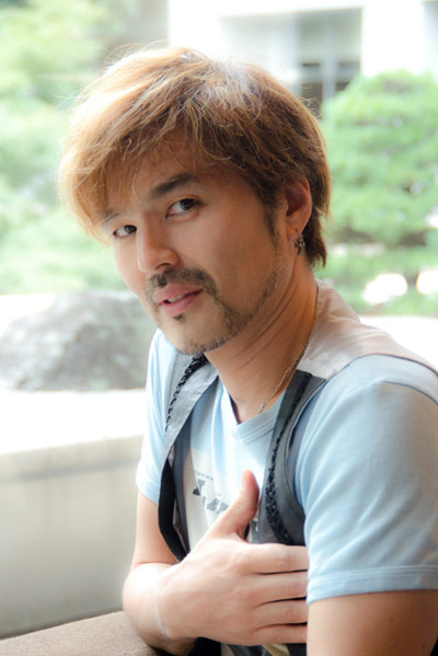 井上ヨシマサさん