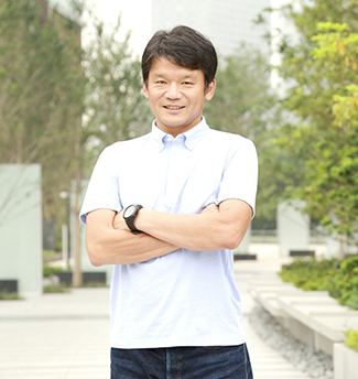 腕組みをしている宮坂学