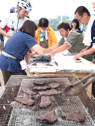 直前に炭火で焼いた「クジラの焼き肉」の写真