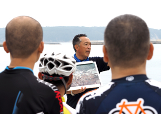 当時、船上で津波を経験したという語り部の斎藤富嗣さんの写真