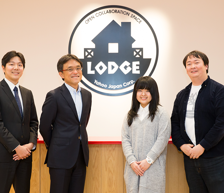 課題解決特集記事に登場するヤフー本間と植田と西原と妹尾が並んでいる写真。