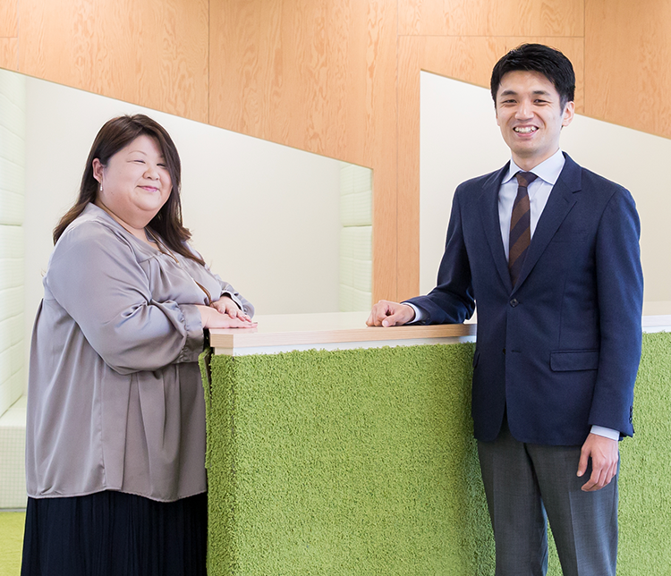 課題解決特集記事に登場するヤフーの佐川と吉川の写真。