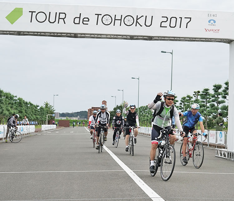 続々と「ツール・ド・東北」のゲートをくぐっていくライダーたち