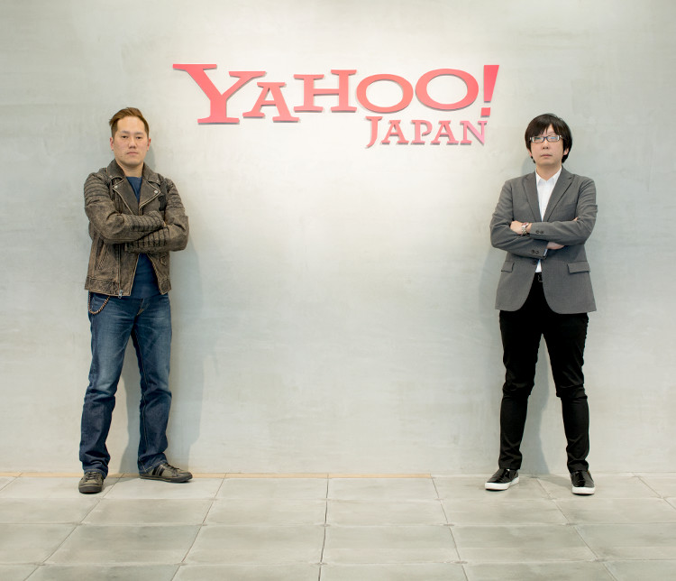 課題解決特集記事に登場するヤフーコンテンツ制作のユニットマネージャー岡田 聡とインタビュアー田中宏亮の写真。