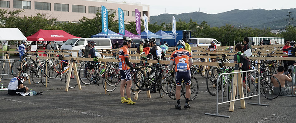 スタート前、集合場所に設けられた自転車の設置台で入念なチェックをする参加者