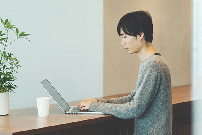 オフィスでの 岡元 秀憲