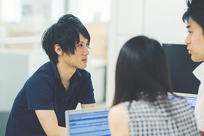 オフィスでの 村木 俊介