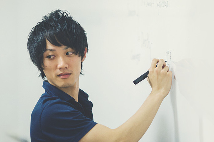 オフィスでの 村木 俊介