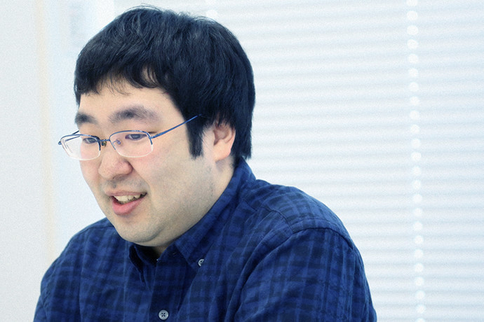 インタビューに答える 西山 貴彦