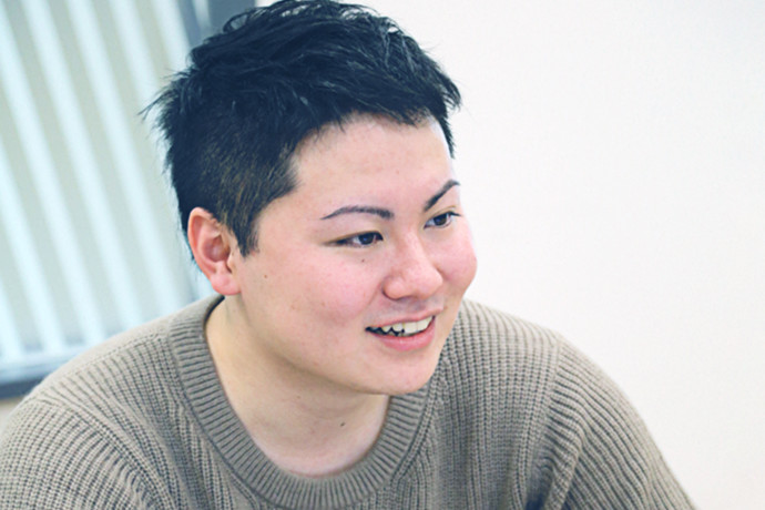 インタビューに答える 加藤 優介