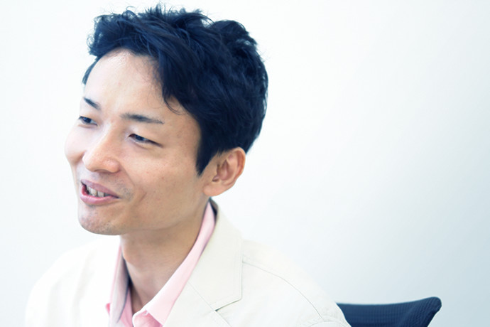 インタビューに答える 戸田 薫