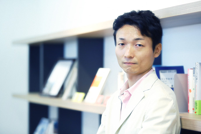 インタビューに答える 戸田 薫