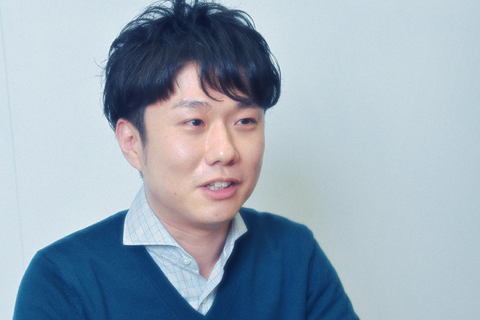 インタビュー に答える鈴木 健司