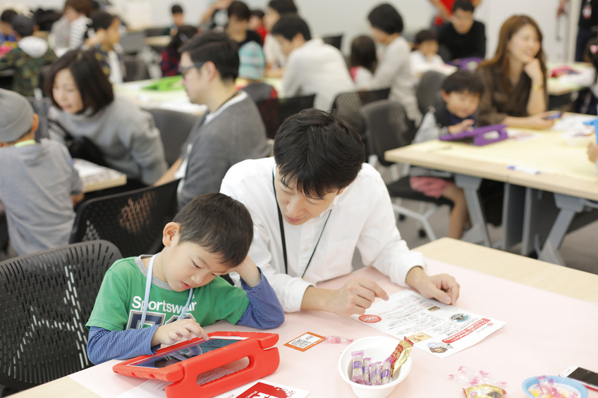 Parent and child participating in “Hack Kids” of “Family Day” in Yahoo! JAPAN