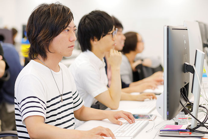 パソコンに向かう社員の写真