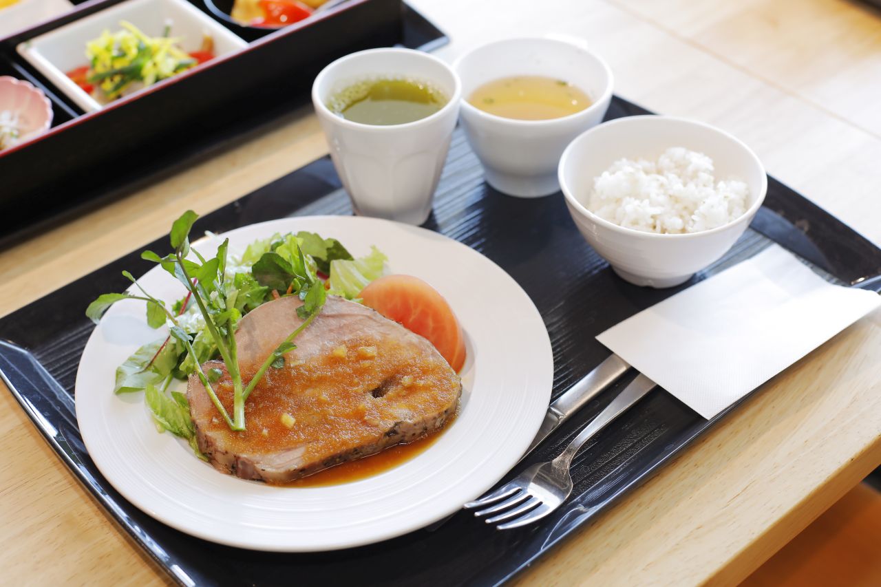 肉料理の定食の写真