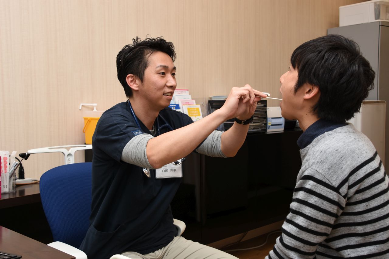 病院で診察を受けている社員の写真