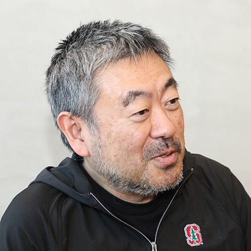 男性が横を向いて話している様子。