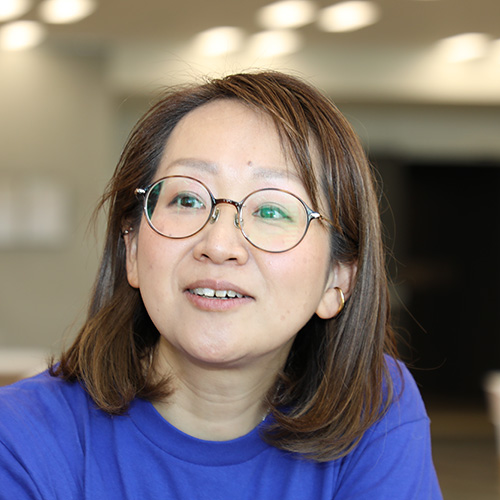 眼鏡をかけた女性が話している様子です。