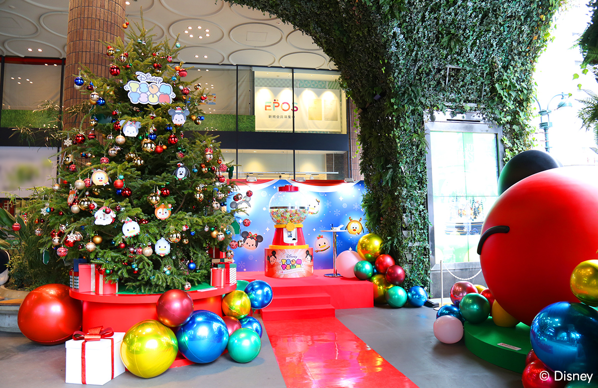 ディズニーのキャラクターで飾られたクリスマスツリーとカラフルな装飾。
