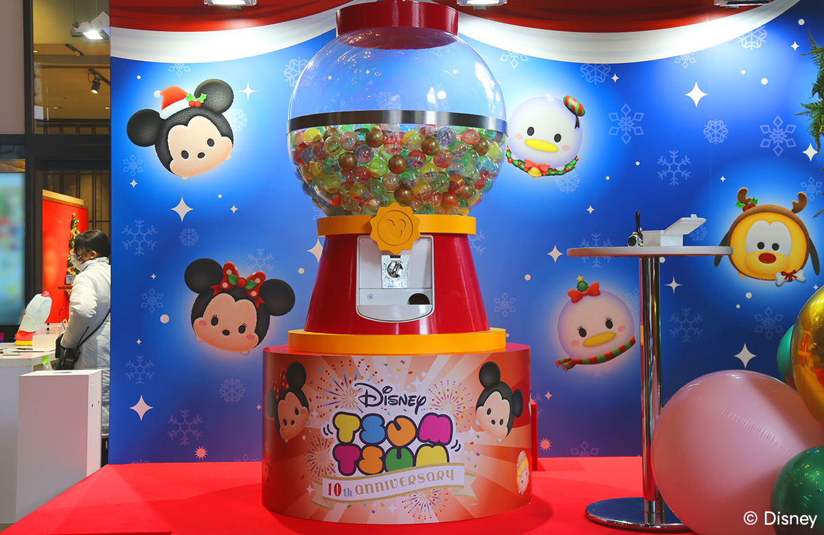 ディズニーキャラクターが描かれた大きなガチャガチャマシン。