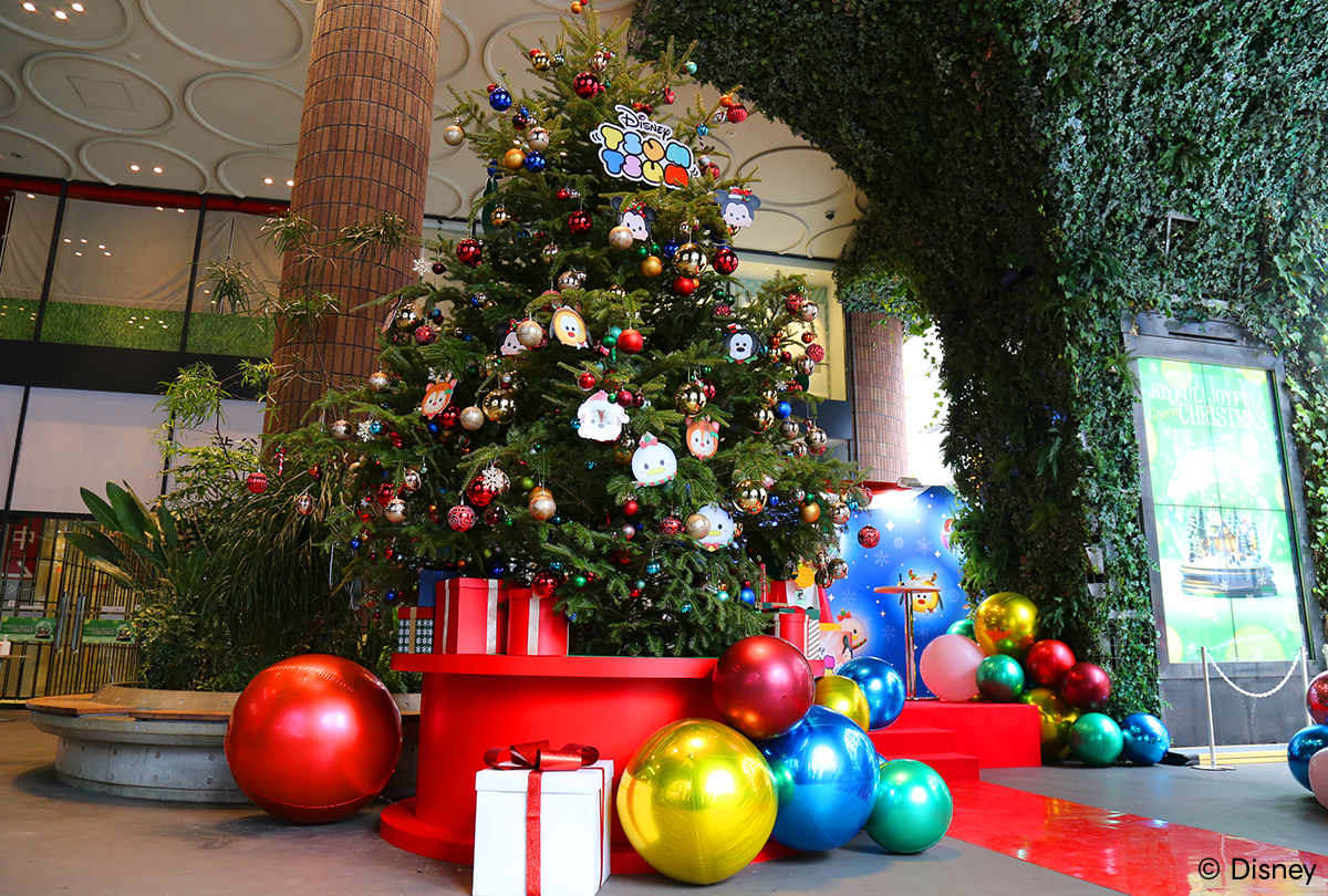 ディズニーキャラクターで飾られたクリスマスツリーとカラフルなボール。