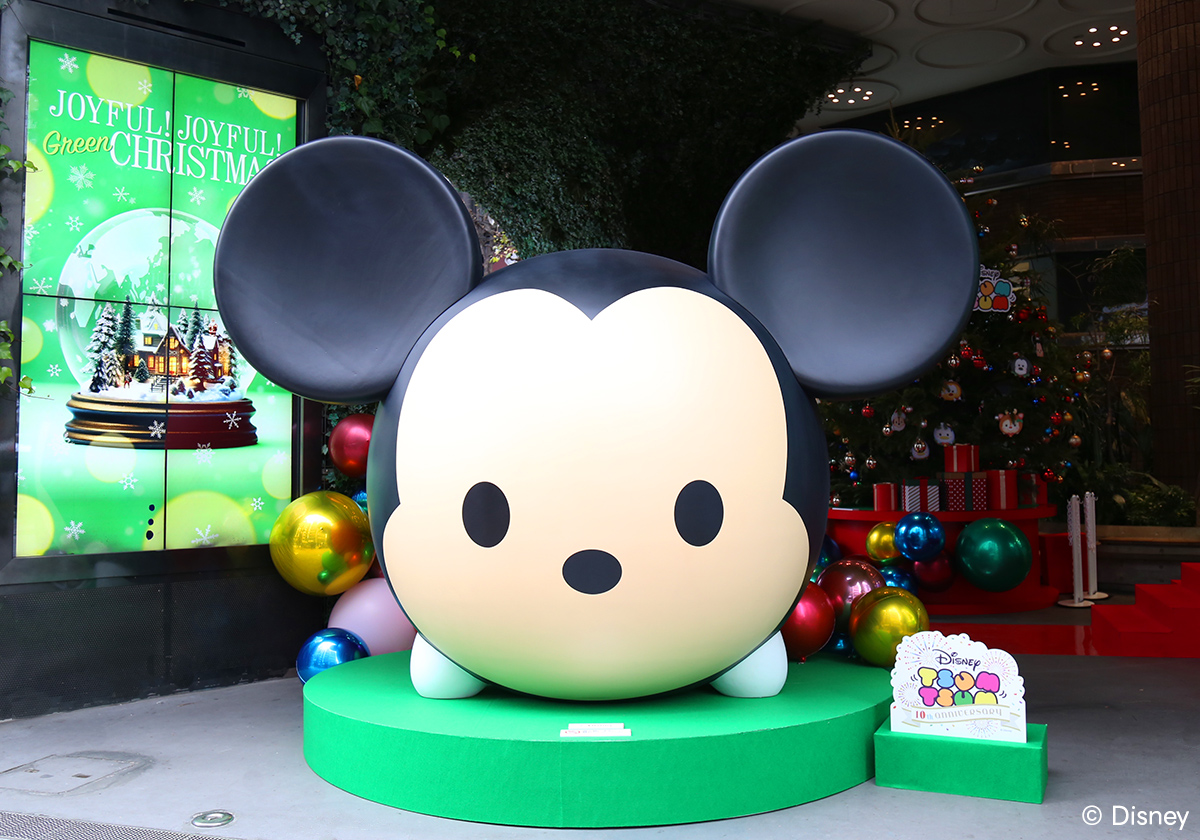大きなディズニーキャラクターのオブジェとクリスマス飾り。