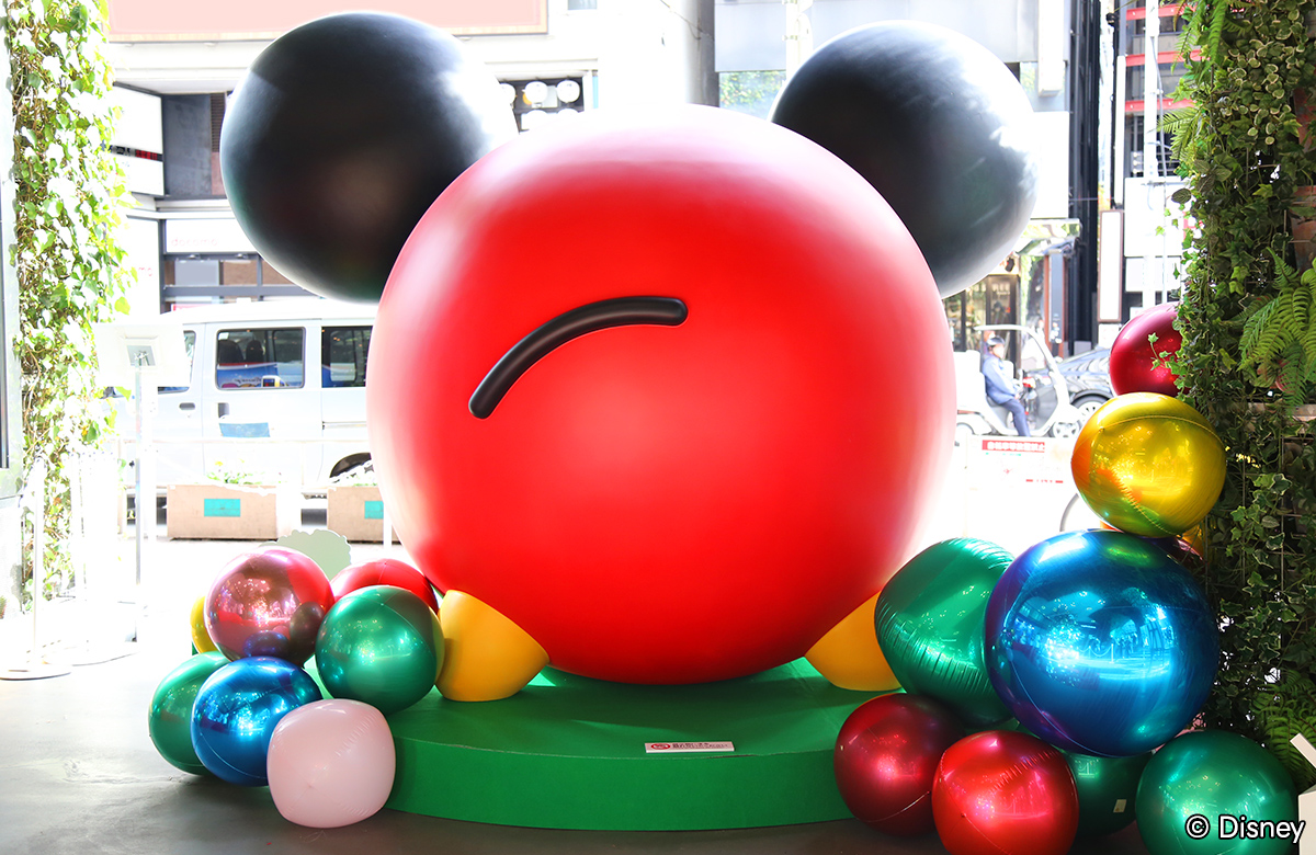 カラフルなボールに囲まれたディズニーキャラクターのオブジェ。