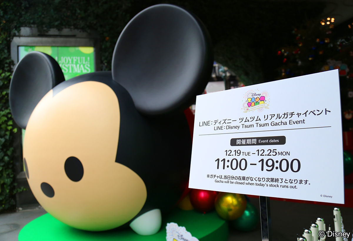 ディズニーのイベント告知看板と大きなキャラクターオブジェ