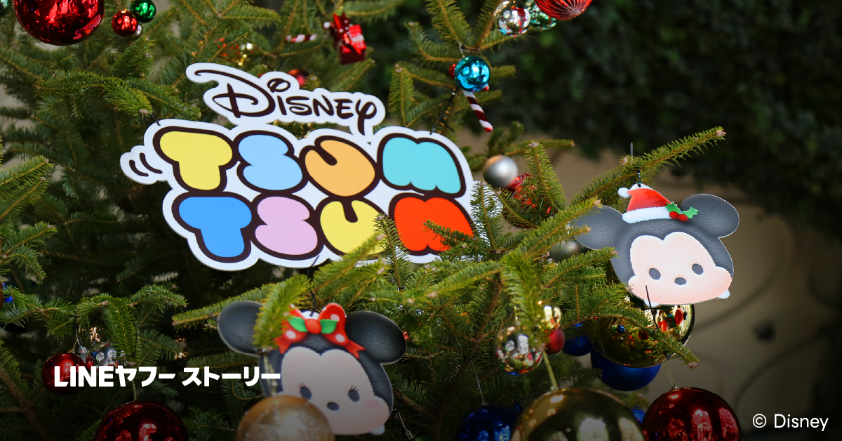 ディズニーツムツムの飾りがついたクリスマスツリーのクローズアップ。