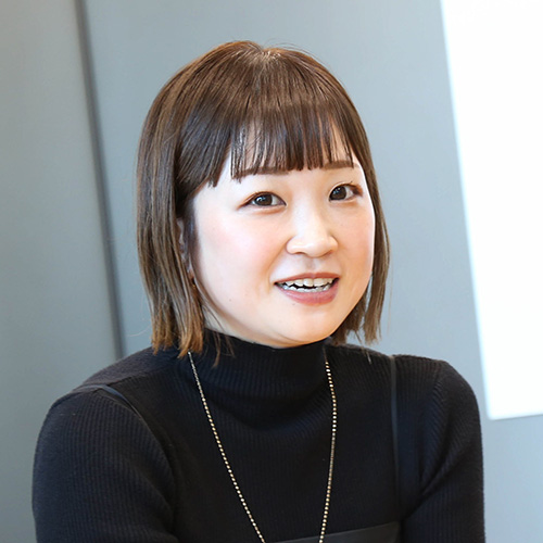 笑顔の女性がカメラを見ている。