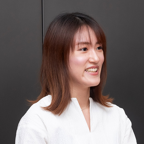 笑顔の女性が横を向いている写真。