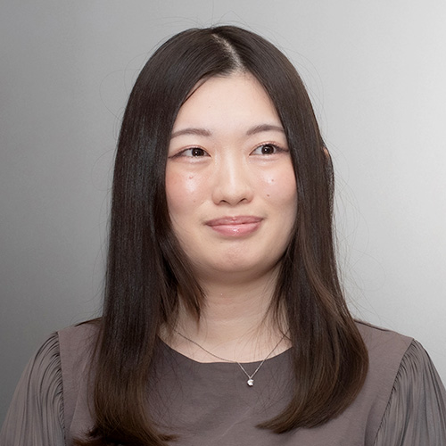 女性が微笑んでいる写真。