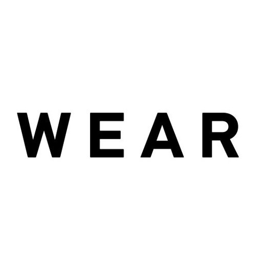 黒い文字で「WEAR」と書かれたシンプルなロゴ。