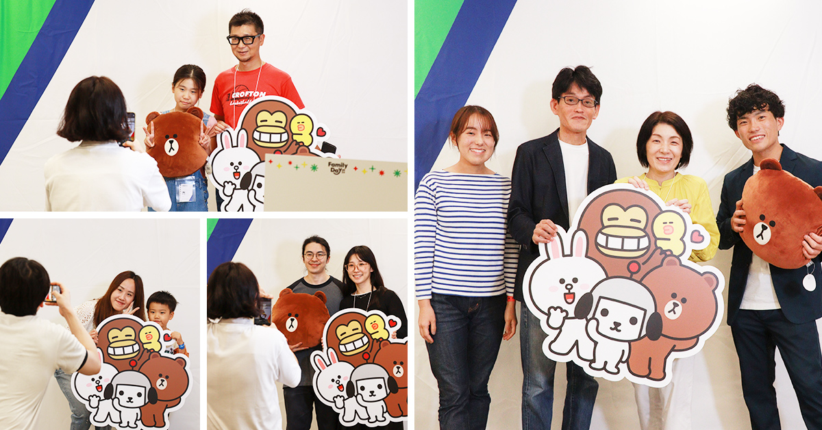 家族や友人がキャラクターのパネルと一緒に写真を撮影し、思い出を作っています。