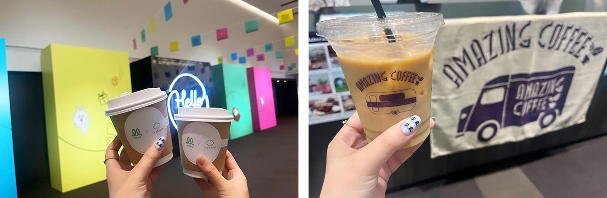 イベント会場でのコーヒーの写真です。カラフルな背景とともに、コーヒーが手に持たれています。