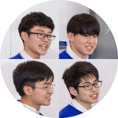 4人の若い男性が笑顔で写っている。メガネをかけている人もいる。