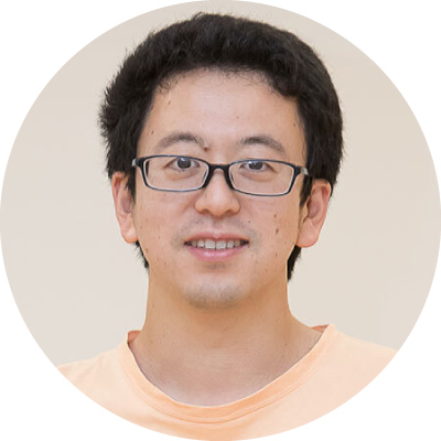 メガネをかけた男性が正面を向いている写真。