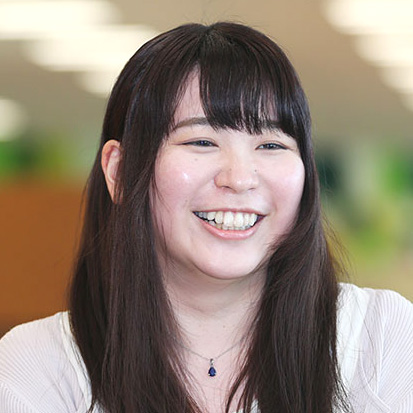 女性が笑顔でカメラに向かっています。明るい雰囲気で、楽しそうな様子です。