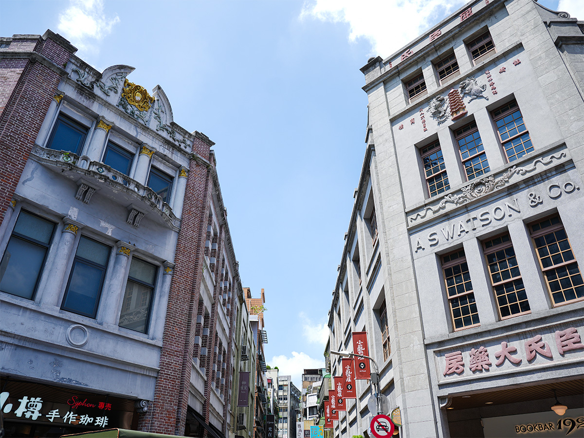 歴史的な建物が並ぶ街並みの写真です。青空の下で、建物の装飾が際立っています。