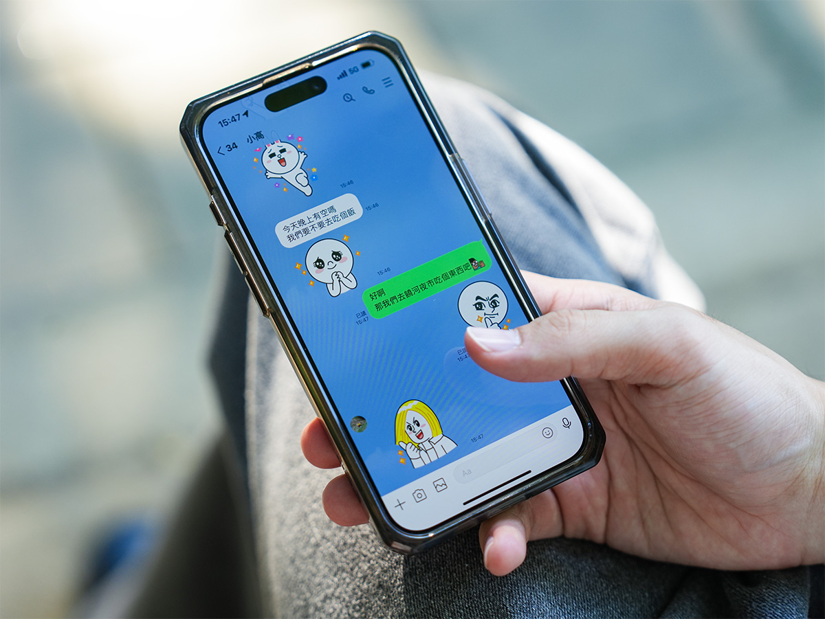 スマートフォンでメッセージアプリを使用している手元の写真です。画面にはキャラクターのスタンプが表示されています。