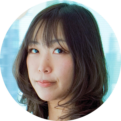 女性の顔写真が円形に切り取られています。背景には明るい窓があり、柔らかな光が差し込んでいます。