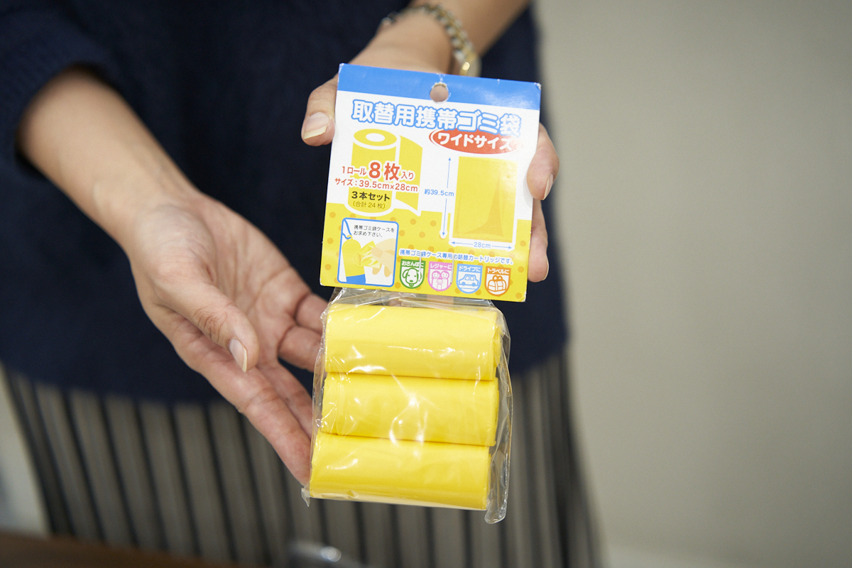 黄色の取替用ゴミ袋が3本セットで包装されています。1ロールに8枚入りで、非常時にも便利です。