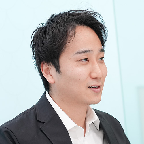 堀江が、横を向いて話している