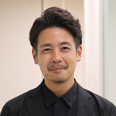 下平 光峰（しもだいら みつみね）の顔写真。黒いジャケットを着てカメラをみて微笑んでいる。