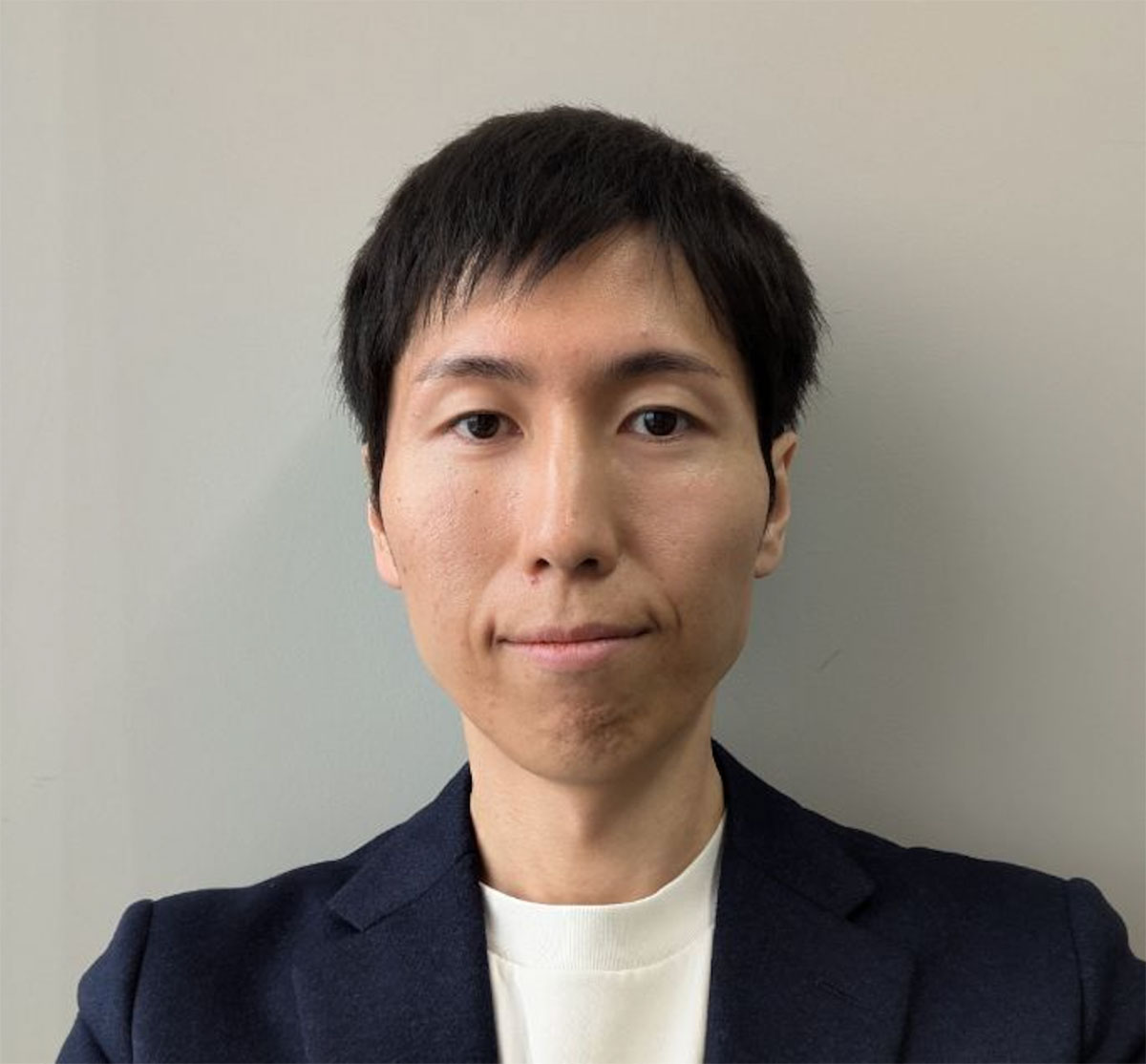 スーツを着た男性・森本さんのポートレート。穏やかな表情でカメラを見つめています