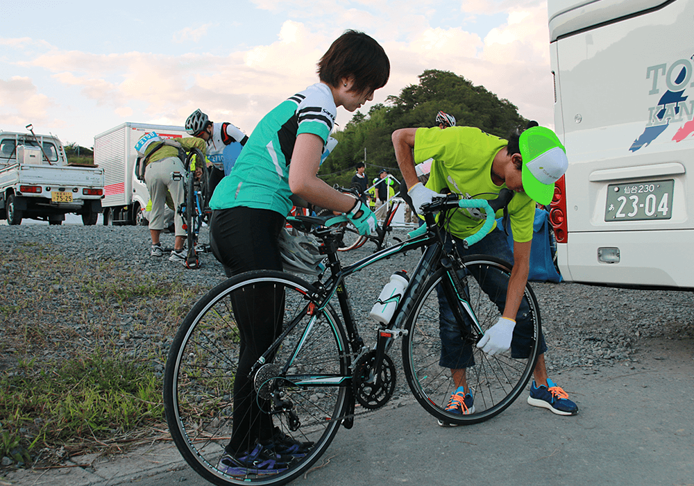 写真:参加ライダーの自転車を回収する収容クルー