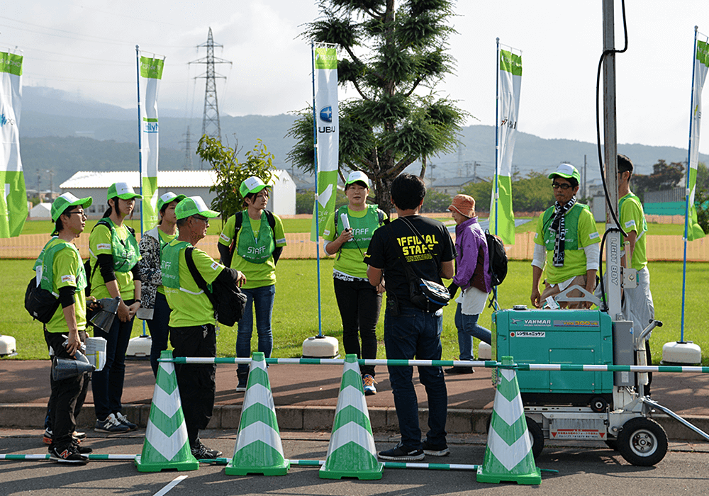 写真:会場で円になって打ち合わせをするクルー達