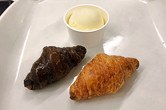 写真:ミニクロワッサンとアイスクリーム