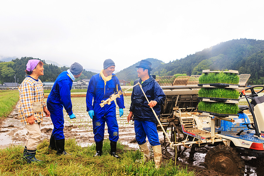 写真:お世話になった一般の民家の方と畑仕事を経験している、民泊を利用した昨年の参加者